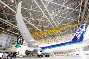 隨著一架B787“夢(mèng)想飛機(jī)”在日本東京羽田機(jī)場(chǎng)著陸，波音公司終于結(jié)束了其為期3年延遲交付的噩夢(mèng)